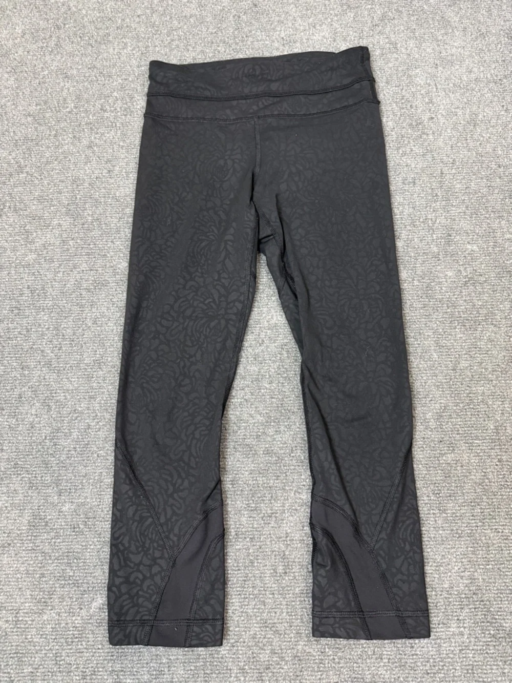 Lululemon Black Patterned Cropped Leggings Back Zipper Pocket Sz 2 (A2)
